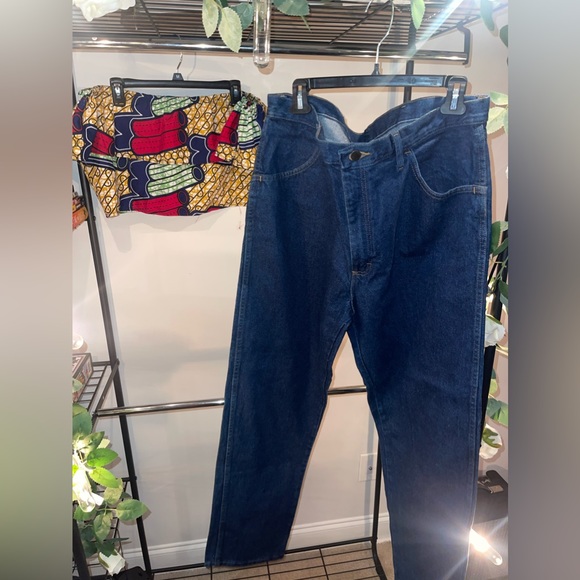 Old school jeans with a flowey crop top - Picture 2 of 4